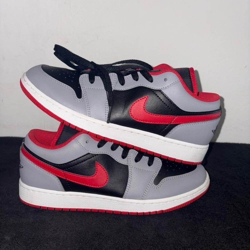 Air Jordan 1 Low Cement Fire Red Size 7Y / 8.5W Pre-Owned - Picture 2 of 7